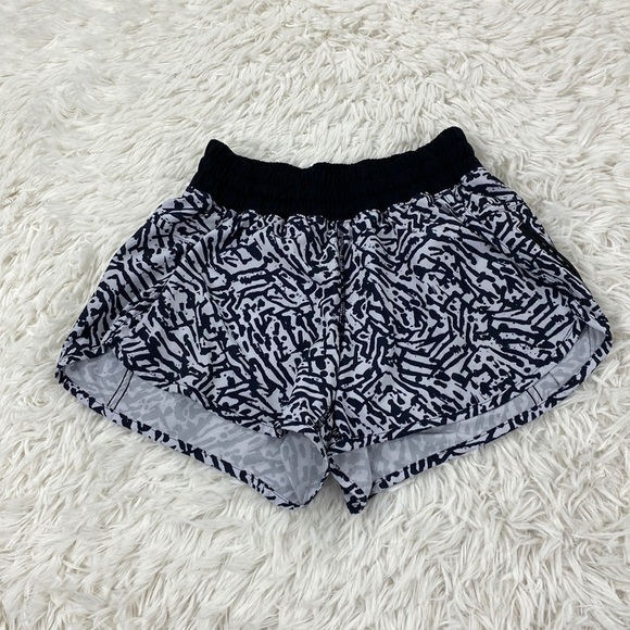 Lululemon Tracker Short III *4-way Stretch Brushed Animal White Black / Black - Picture 1 of 5